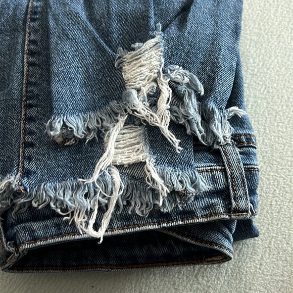 Kendal and Kylie’s jeans - Picture 4 of 4